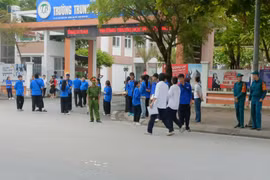 Sáng nay, hơn 1,2 triệu thí sinh bước vào buổi thi tốt nghiệp THPT đầu tiên 