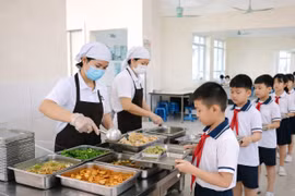 Trường học phải công khai thực đơn, hình ảnh khay ăn hàng ngày của học sinh