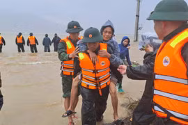 Thiệt hại nặng nề do mưa lũ tại miền Trung, 34 người chết và mất tích