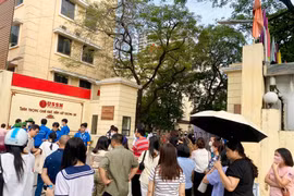 Hàng nghìn thí sinh Hà Nội tham gia thi vào 2 trường chuyên, tỉ lệ chọi cao 