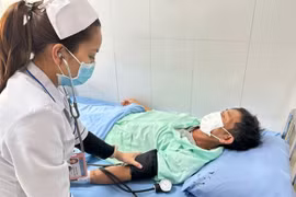 Bệnh nhân nghi ngộ độc đang được chăm sóc, điều trị tại Bệnh viện đa khoa tỉnh Lâm Đồng. Ảnh nguồn SGGP