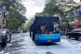 Xe buýt cháy trên phố Hà Nội: Siết chặt an toàn vận tải công cộng