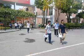 Niềm vui và nỗi buồn của phụ huynh và học sinh sau điểm thi lớp 10