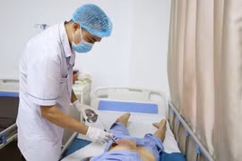 Người phụ nữ nhập viện vì tự tiêm thuốc không rõ nguồn gốc gây áp xe