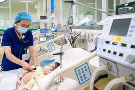 Uống nhầm dầu đèn, bé 2 tuổi ở Hà Nội suy hô hấp do gia đình xử lý sai cách