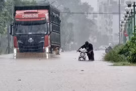Nhiều trường ở Hà Nội cho học sinh nghỉ học tránh mưa ngập