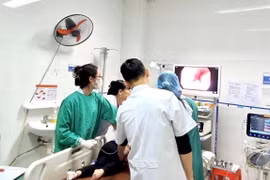Nội soi gây mê kịp thời cứu sống bé trai 4 tuổi nuốt kim kẹp tóc