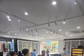 Phát hiện hàng nghìn sản phẩm thời trang nghi giả mạo nhãn hiệu ở Hà Nội