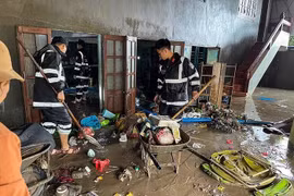 Người dân vùng lũ được tiêm phòng uốn ván và huyết thanh miễn phí 