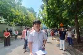 Thí sinh Hà Nội rời phòng thi với nhiều cung bậc cảm xúc