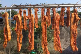 Nhiều bà nội trợ tranh thủ những ngày nóng đem phơi một mẻ thịt ba chỉ lớn sau đó để ngăn đá tủ lạnh dùng dần. Món ăn tạo thành trào lưu nấu ăn trên mạng xã hội. Ảnh: Minh Thư/Nguồn znews.vn