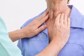 Tiêm cồn để tan nang tuyến giáp, người phụ nữ bị biến chứng nặng