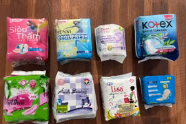 Hàng chục ngàn gói băng vệ sinh thành phẩm mang nhiều nhãn hiệu như “Kotex”, “Lisa”, “Diana”, “Ánh Dương”, “Việt Thái”, “Thạch Thảo” bị thu giữ