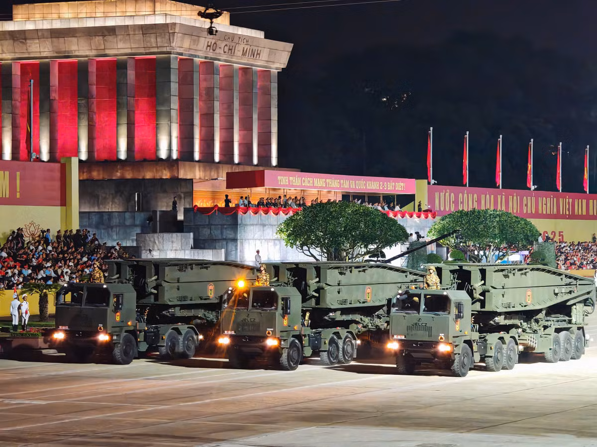 Lực lượng công binh góp mặt với đội hình khí tài đặc chủng, gồm những trang thiết bị phục vụ bảo đảm hoạt động mở đường, dựng cầu, khắc phục hậu quả chiến tranh và thiên tai, khẳng định vai trò thầm lặng nhưng vô cùng quan trọng trong thời chiến cũng như thời bình.