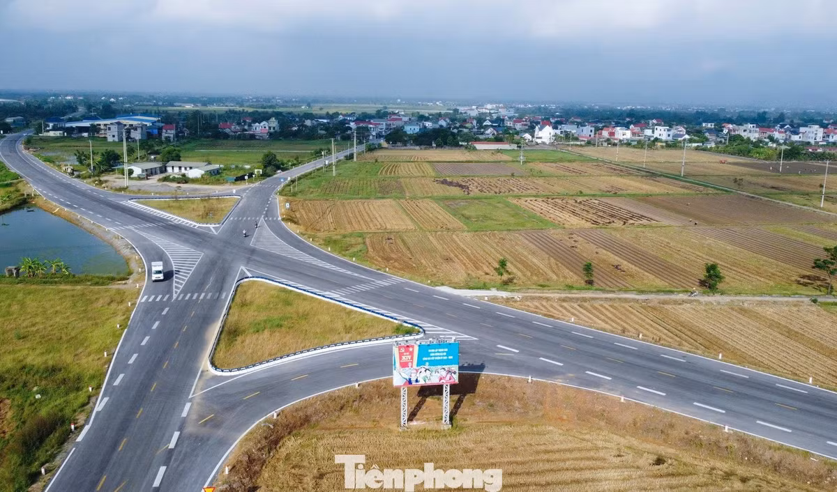 Dự án tuyến đường bộ ven biển Nga Sơn - Hoằng Hóa, tỉnh Thanh Hóa dài gần 24km, có điểm đầu tại xã Tân Tiến, kết nối với tuyến đường bộ ven biển qua tỉnh Ninh Bình; điểm cuối nối với tuyến đường ven biển đoạn Hoằng Hóa - Sầm Sơn.