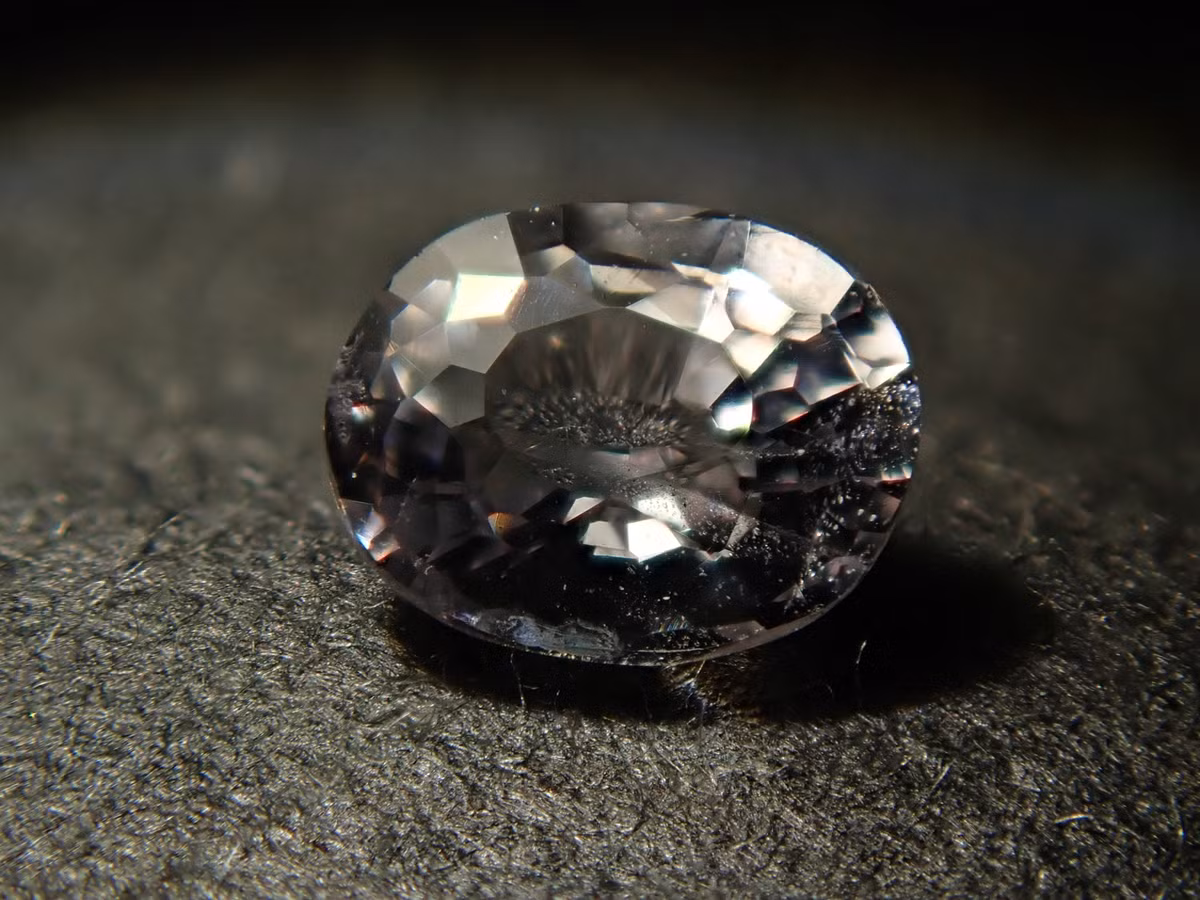  Độ cứng cao. Musgravite có độ cứng khoảng 8–8,5 trên thang Mohs, chỉ kém một chút so với corundum (hồng ngọc, lam ngọc). Ảnh: store.karatz.jp.