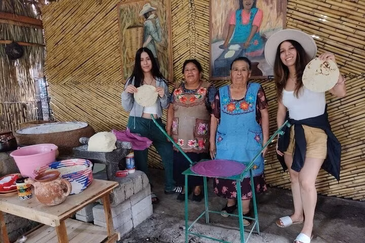  Có truyền thống thủ công tinh xảo. Dệt vải, làm gốm và chạm khắc gỗ là những nghề thủ công nổi bật của người Zapotec. Các sản phẩm không chỉ phục vụ đời sống thường nhật mà còn mang giá trị nghệ thuật và biểu tượng văn hóa cao. Ảnh: tripadvisor.com.