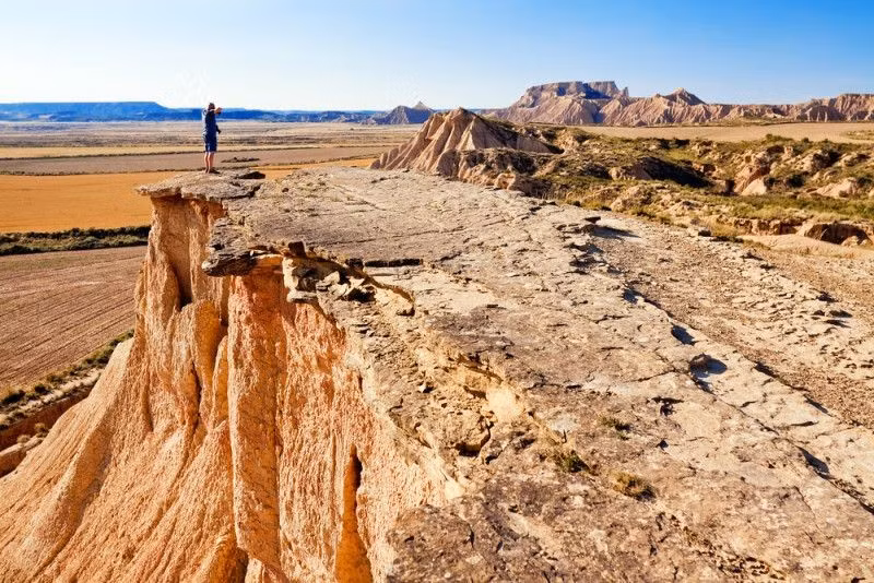 6. Địa điểm quân sự bí ẩn. Một phần của Bardenas Reales vẫn được sử dụng làm bãi huấn luyện quân sự, khiến khu vực này có sự pha trộn kỳ lạ giữa du lịch và hoạt động quốc phòng. Ảnh: Pinterest.
