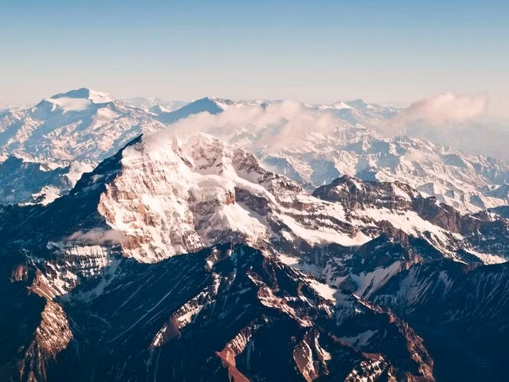  2. Andes là nơi có nhiều núi lửa nhất thế giới sau Thái Bình Dương. Dãy núi này nằm trên "Vành đai Lửa", nơi hoạt động kiến tạo tạo ra hàng trăm núi lửa đang hoạt động. Ảnh: Pinterest.