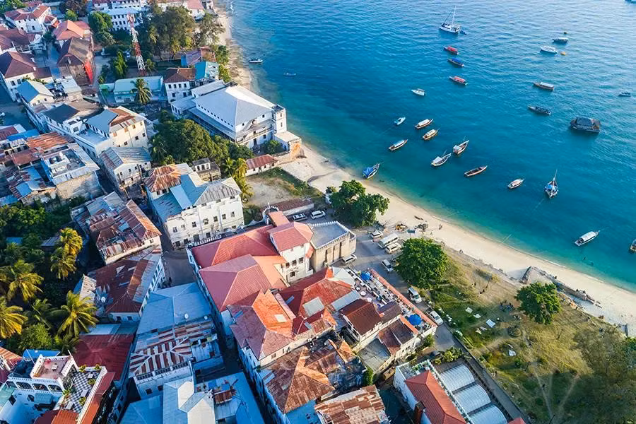  Được UNESCO công nhận là Di sản Thế giới. Năm 2000, Stone Town được UNESCO công nhận nhờ giá trị văn hóa và lịch sử đặc biệt. Khu phố cổ trở thành minh chứng sống động cho sự giao thoa giữa các nền văn minh ven Ấn Độ Dương. Ảnh: go2africa.com.