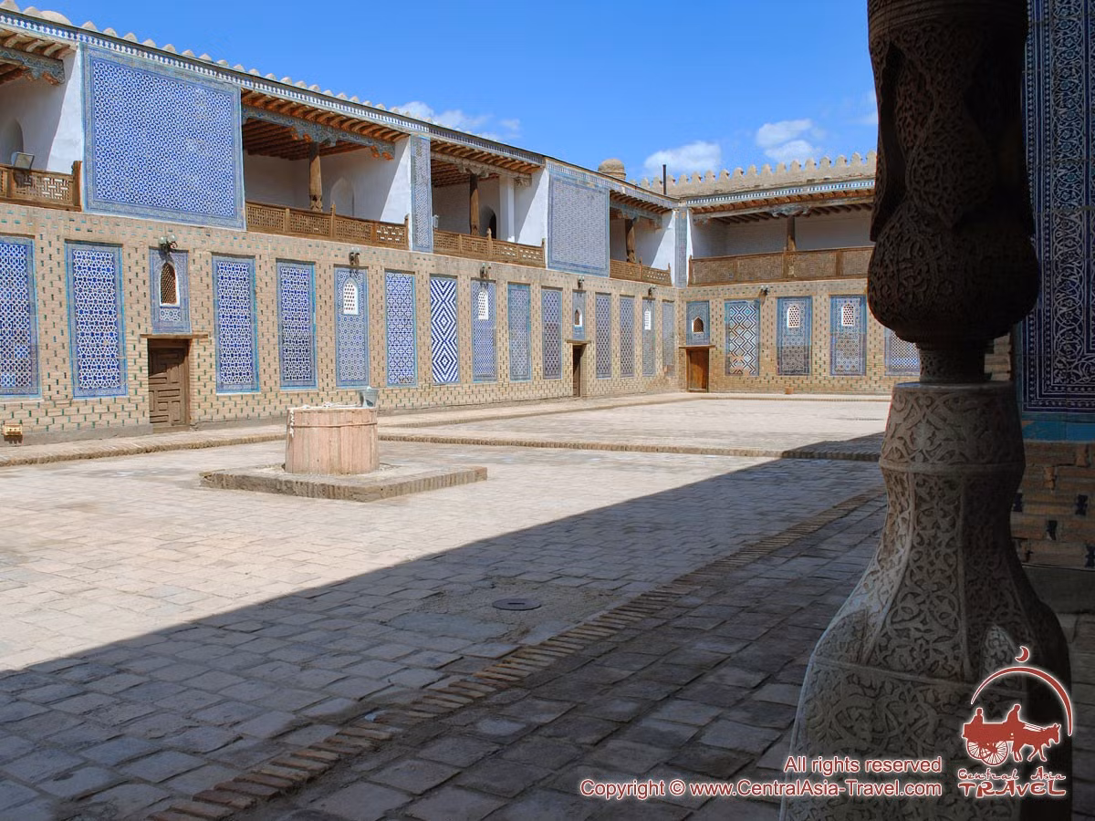  Cung điện Tash Khauli xa hoa. Tash Khauli từng là nơi ở của các Khan xứ Khiva, nổi bật với sân trong lát gạch, cột gỗ chạm khắc tinh xảo và tường ốp gạch men hoa văn cầu kỳ. Ảnh: centralasia-travel.com.