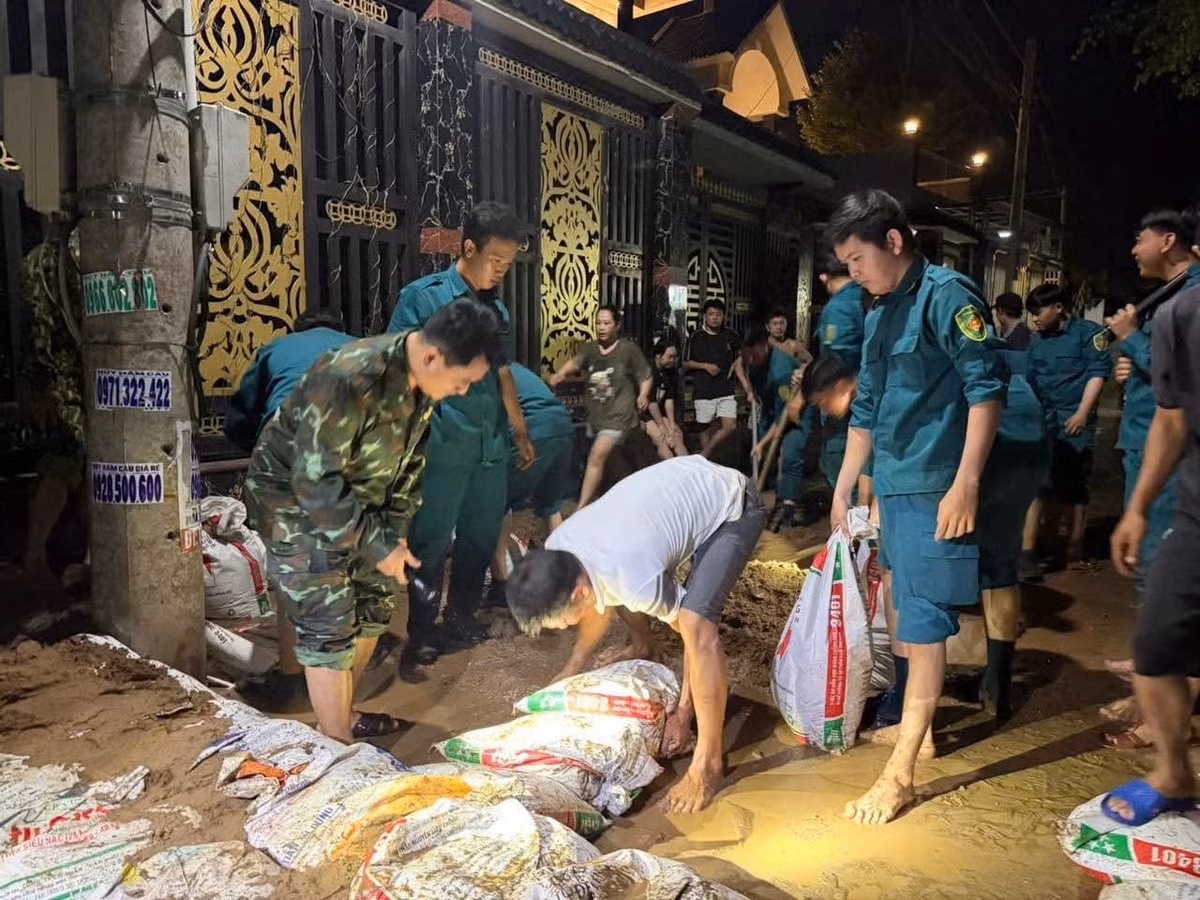 Lực lượng quân sự phường Nhơn Trạch, cùng người dân tham gia khắc phục mưa lũ, triều cường trên địa bàn. (Ảnh: BCHQS Đồng Nai)