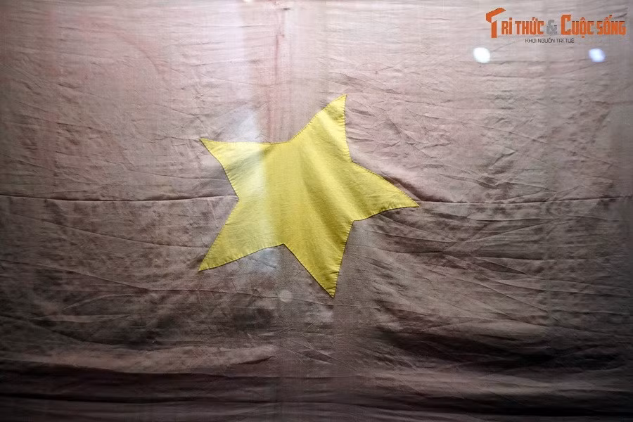 Cờ Tổ quốc treo tại Đại hội Quốc dân Tân Trào (huyện Sơn Dương, tỉnh Tuyên Quang) ngày 16/8/1945. Đại hội đã tán thành chủ trương Tổng khởi nghĩa và thông qua 10 chính sách của Việt Minh trong cuộc Cách mạng Tháng 8. Hiện vật được trưng bày tại Bảo tàng Lịch sử Quốc gia Việt Nam.