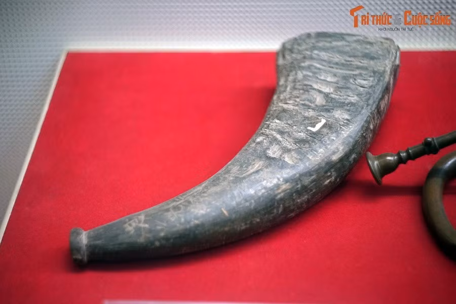Chiếc tù và do anh Nguyễn Văn Khao, huyện Phục Hòa, tỉnh Cao Bằng tự chế bằng sừng trâu để báo hiệu cho nhân dân chuẩn bị đánh Nhật - Pháp ở địa phương, tháng 8/1945.