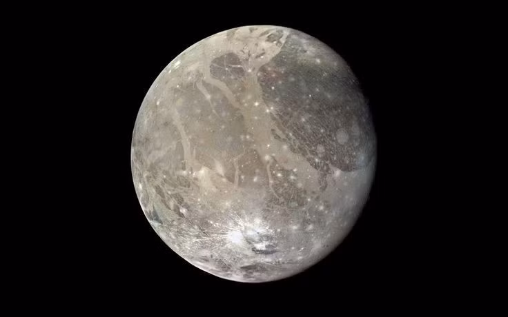  Ganymede là mặt trăng lớn nhất có thể chứa nhiều tầng đại dương. Các mô hình cho thấy vệ tinh của sao Mộc có nhiều lớp nước lỏng và băng xen kẽ, khiến nó trở thành một thế giới “đa đại dương”. Ảnh: Pinterest.