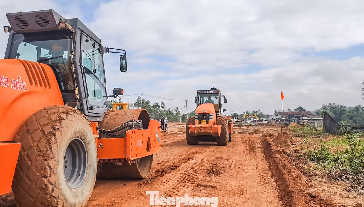 Bên cạnh đó, chủ đầu tư cũng chỉ đạo các nhà thầu thi công tăng cường nhân lực, thiết bị, máy móc để đẩy nhanh tiến độ .