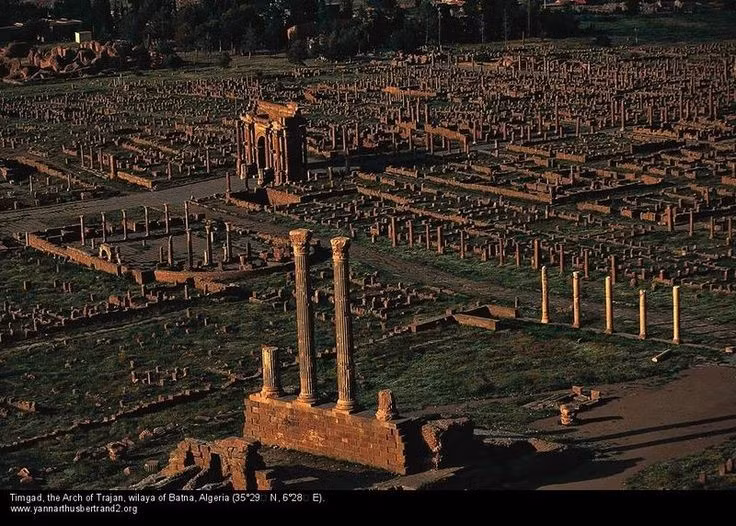  Được mệnh danh là “Pompeii của châu Phi”. Nhờ bị cát sa mạc chôn vùi suốt nhiều thế kỷ, Timgad được bảo tồn hoàn hảo đáng kinh ngạc, giúp các nhà khảo cổ nghiên cứu gần như trọn vẹn cấu trúc một thành phố La Mã cổ. Ảnh: Pinterest.