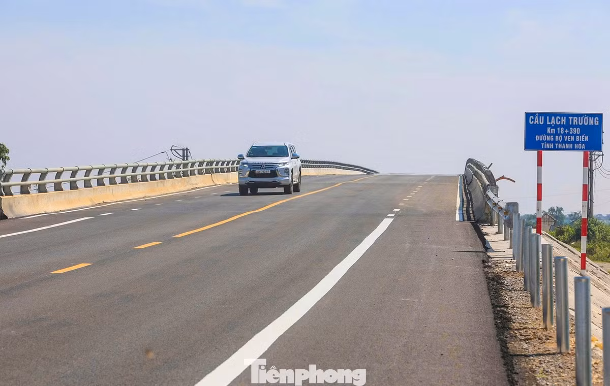 Cầu Lạch Trường là một trong những hạng mục nổi bật nhất. Thuộc gói thầu xây lắp số 6, cây cầu dài hơn 1.300 m, gồm 30 nhịp, vượt qua sông Lạch Trường và phần lớn diện tích các khu vực nuôi trồng thủy sản ven biển. Đây là cây cầu vượt sông, vượt cạn dài nhất trên tuyến đường bộ ven biển Nga Sơn - Hoằng Hóa.