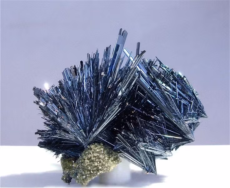  Độc tính cao. Do chứa antimon, Stibnite có thể gây độc cho con người nếu tiếp xúc hoặc hít phải bụi trong thời gian dài. Ảnh: Pinterest.