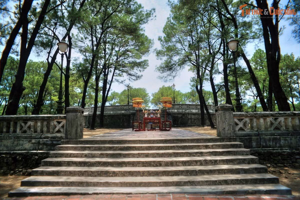 Màu sắc kiến trúc mang ý nghĩa nghi lễ. Vào thời nhà Nguyễn, tầng trên cùng của đàn tế sơn lan can màu xanh tượng trưng cho Trời, tầng giữa màu vàng biểu trưng cho cho Đất, tầng dưới màu đỏ Người, tạo nên một hệ thống biểu trưng chặt chẽ.