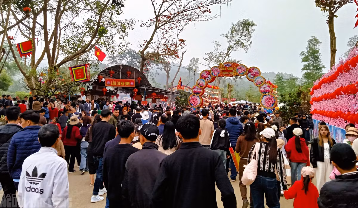 Trong những ngày Tết Bính Ngọ 2026, có khoảng 50.000 du khách đổ về Phủ Na du Xuân, cầu bình an