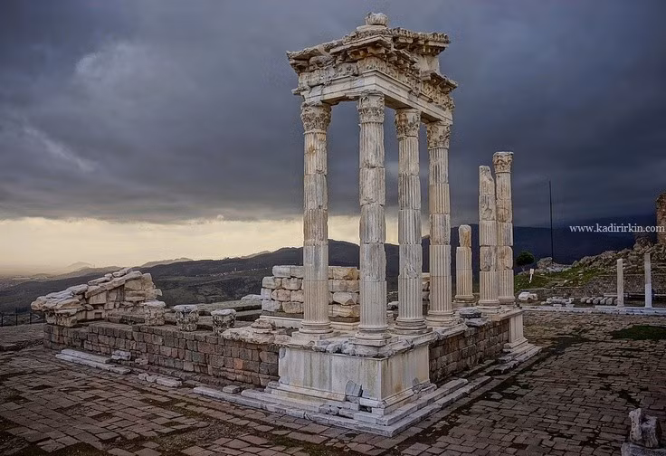 Thư viện Pergamon chỉ đứng sau Alexandria. Với hơn 200.000 cuốn sách, thư viện nơi đây là niềm tự hào tri thức của thế giới cổ đại. Ảnh: Pinterest.