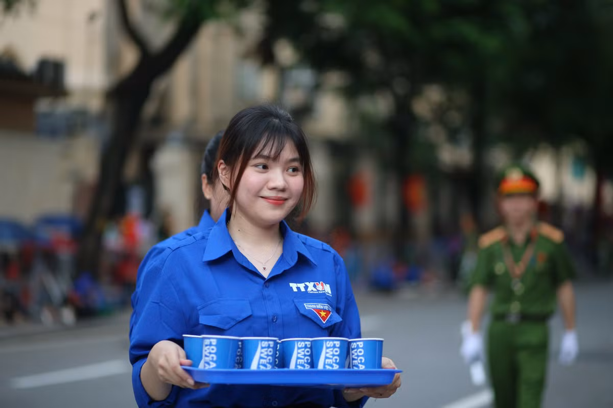 Những nụ cười thân thiện, sự nhiệt tình và chu đáo của các tình nguyện viên đã góp phần tạo nên một bầu không khí sôi nổi, chan hòa, để lại dấu ấn đẹp trong lòng người dân và du khách có mặt tại sự kiện.