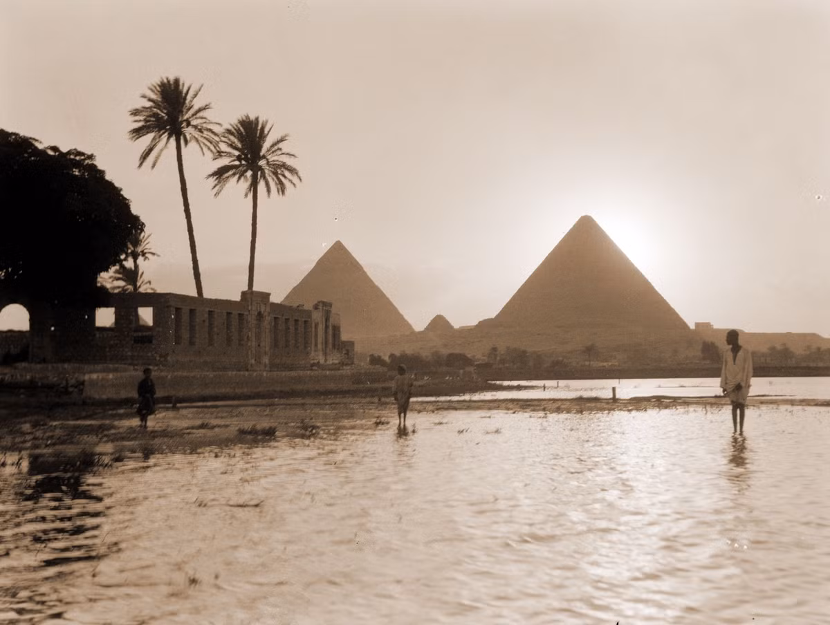  5. Sông Nile là trung tâm của đời sống. Mọi hoạt động nông nghiệp, thương mại và tín ngưỡng đều xoay quanh dòng sông Nile, mang lại phù sa, nước tưới và giao thương thuận tiện. Ảnh: Pinterest.