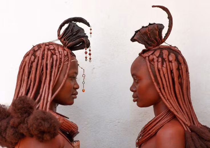  Kiểu tóc thể hiện tuổi tác và địa vị. Kiểu tóc của người Himba không chỉ mang tính trang trí mà còn biểu thị giai đoạn cuộc đời, tình trạng hôn nhân và vai trò xã hội. Trẻ em, thiếu nữ và người đã kết hôn có những kiểu tóc rất khác nhau. Ảnh: Pinterest.