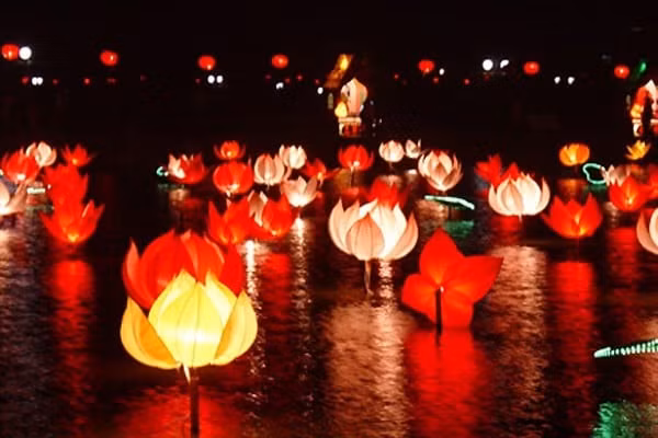 Lễ Vu lan đã lan tỏa rộng ra trong xã hội và trở thành lễ hội quần chúng.