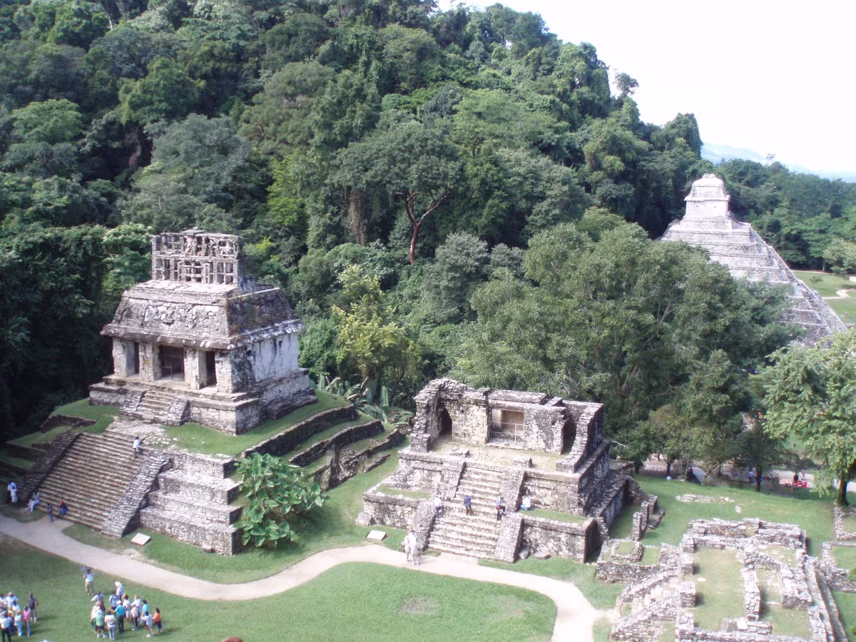  Những thành phố bị nuốt chửng trong rừng rậm. Các đô thị lớn như Tikal, Palenque và Copán từng sầm uất nhưng rồi biến mất không dấu vết trong rừng sâu. Nhiều tàn tích chỉ mới được phát hiện gần đây nhờ công nghệ Lidar xuyên tán cây. Ảnh: Pinterest.