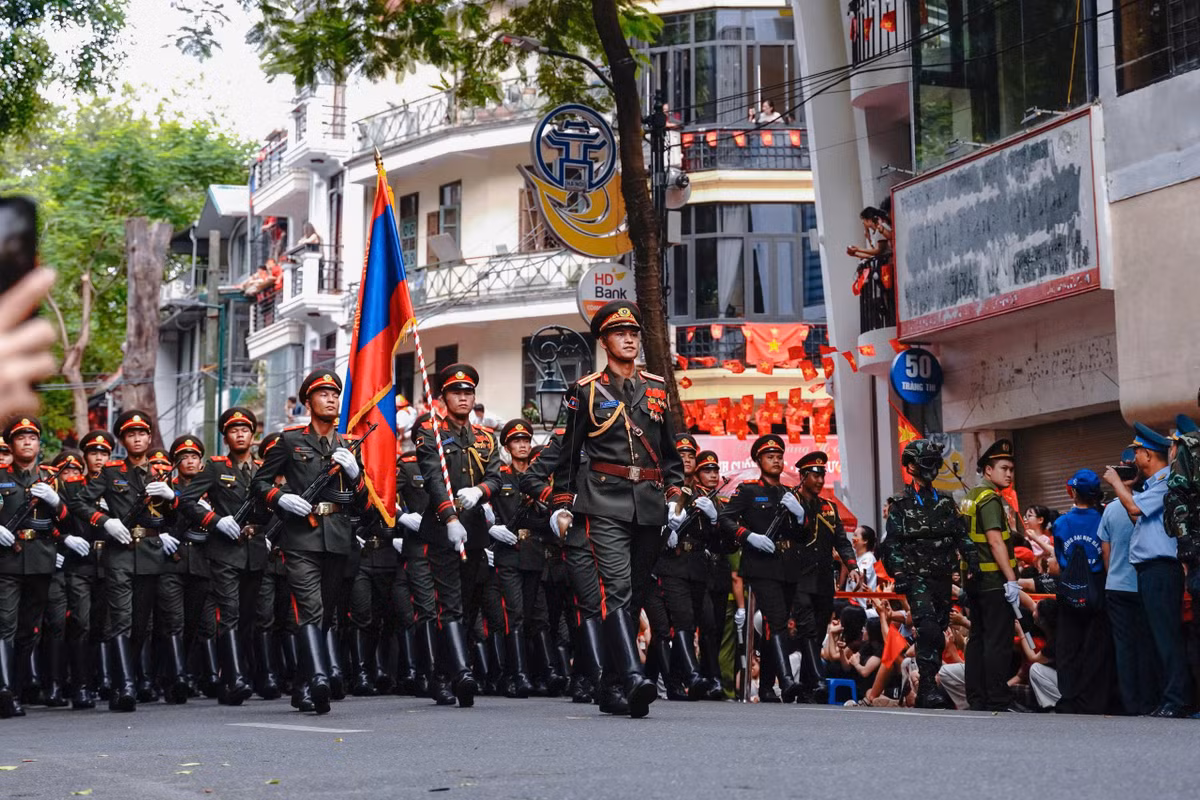 Trong các cuộc đấu tranh giải phóng dân tộc, Quân đội hai nước Việt Nam và Lào luôn kề vai sát cánh chiến đấu, chiến thắng kẻ thù xâm lược.