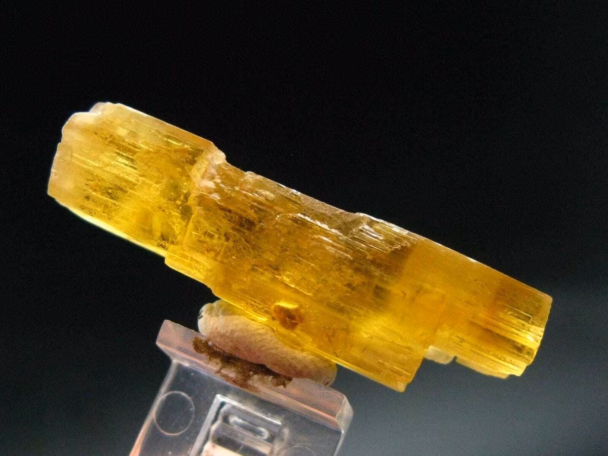  Tên gọi mang ý nghĩa “món quà của Mặt Trời”. Heliodor có nguồn gốc từ tiếng Hy Lạp cổ, trong đó “helios” nghĩa là Mặt Trời và “doron” nghĩa là món quà, phản ánh trực tiếp màu vàng rực rỡ đặc trưng của khoáng vật này. Ảnh: ebayimg.com.