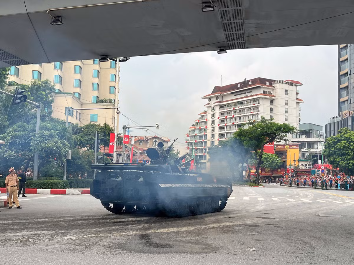 Hai bên đường Thanh Niên, rất đông người dân đã có mặt từ nhiều giờ trước, nôn nao chờ khoảnh khắc đoàn xe đi qua để tận mắt chứng kiến và ghi lại hình ảnh lịch sử.
