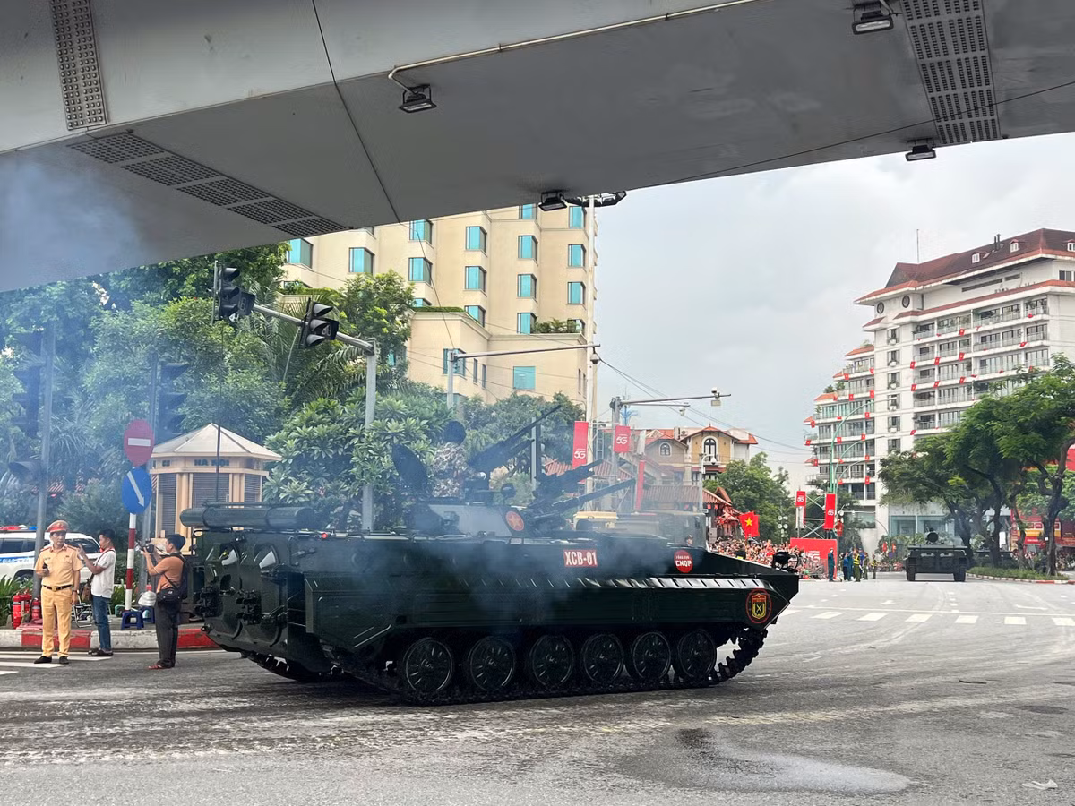 Các cỗ xe tăng nối đuôi nhau chậm rãi lăn bánh, thể hiện sức mạnh, sự trang nghiêm và uy phong của Quân đội nhân dân Việt Nam.