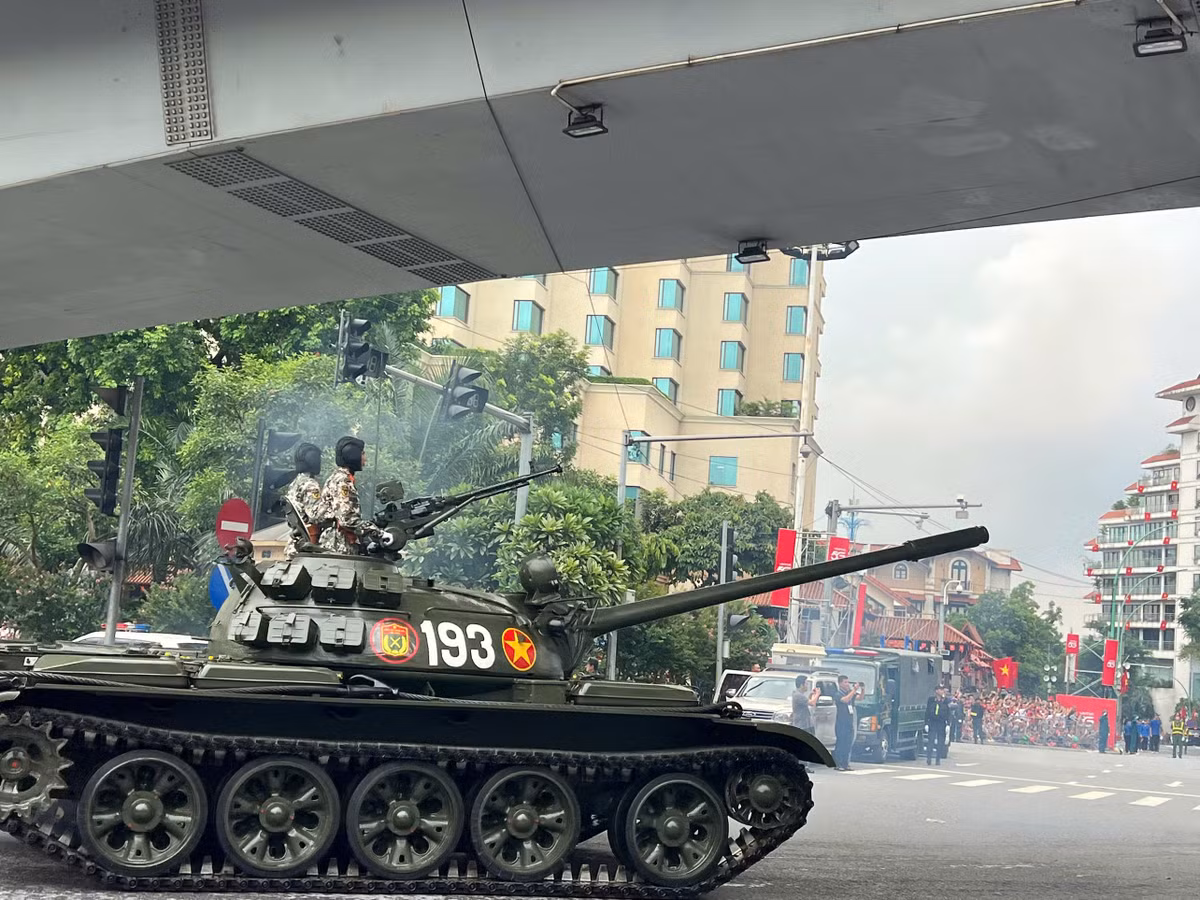 Khi đoàn xe tăng hùng dũng tiến thẳng vào khu vực Quảng trường Ba Đình, bầu không khí càng trở nên sôi động, tạo nên một dấu ấn đặc biệt trước thềm buổi sơ duyệt trọng thể.