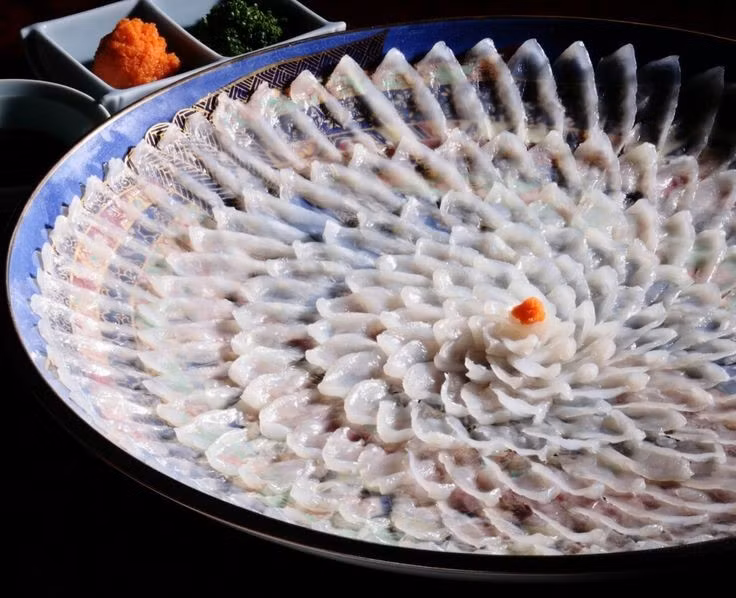  8. Được coi là món ăn quý ở Nhật Bản. Món fugu từ cá nóc ở Nhật Bản nổi tiếng là món vừa ngon vừa đáng sợ do tiềm ẩn nguy cơ ngộ độc chết người. Ảnh: Pinterest.