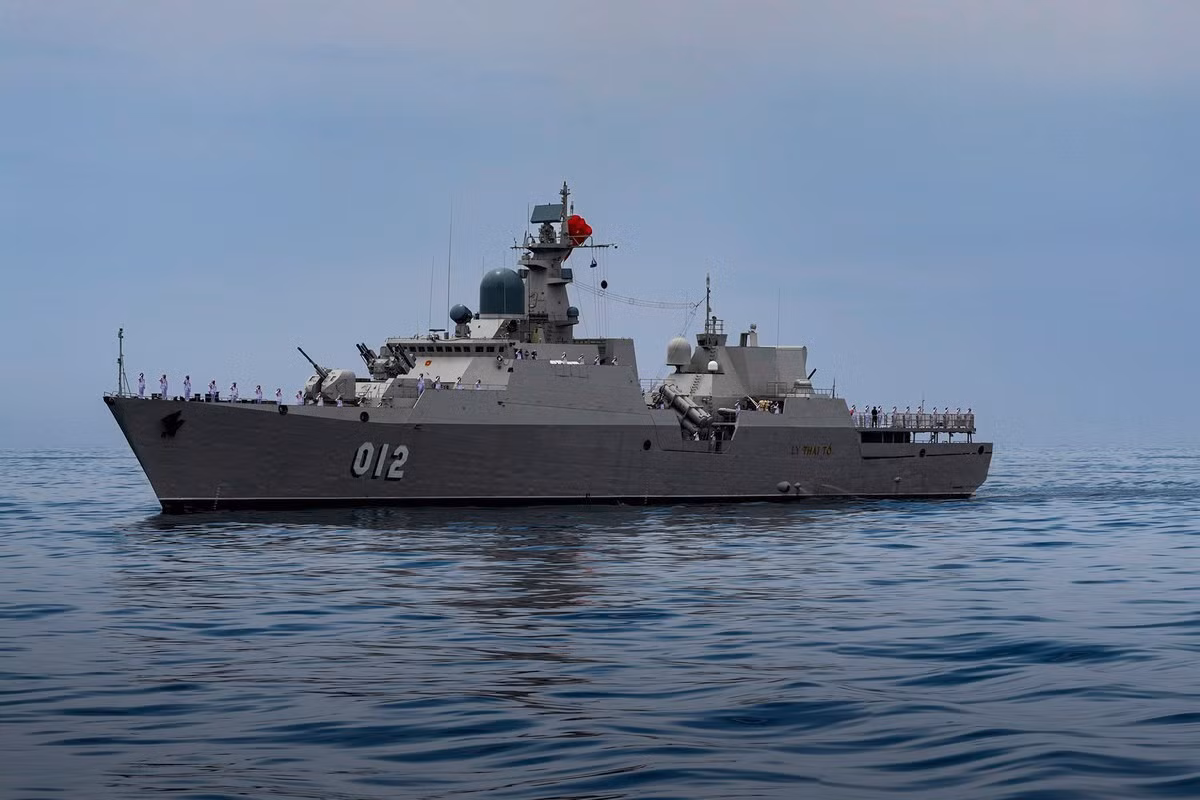 tau-ho-ve-ten-lua-lythaito.jpg