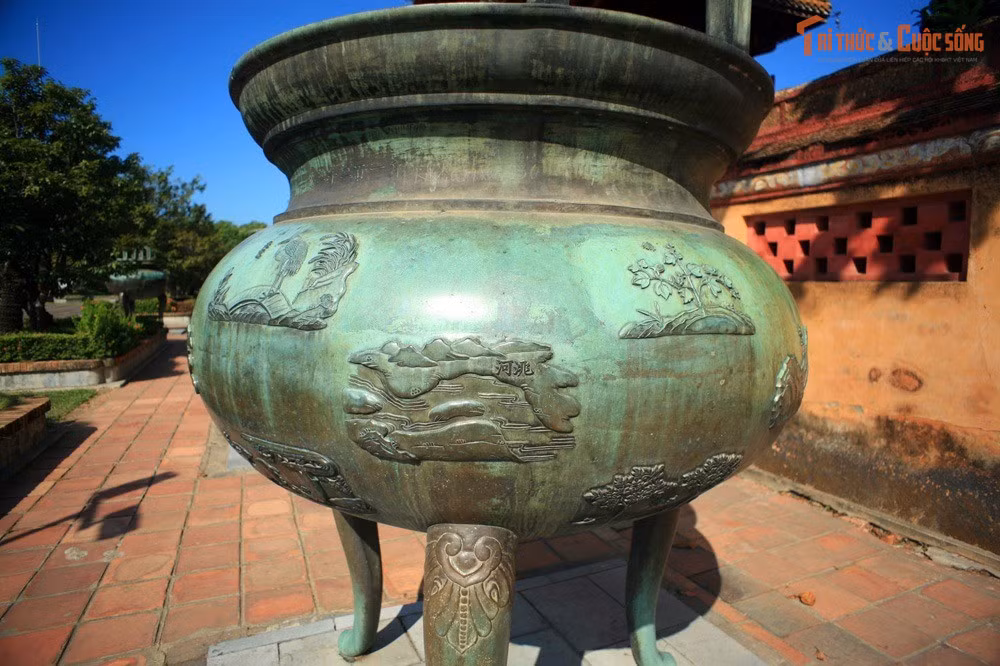 Được ví như “bách khoa toàn thư bằng hình ảnh”. Trên thân các đỉnh có nhiều hình đúc nổi mô tả núi sông, cây cỏ, động vật, vũ khí, thuyền bè và nhiều yếu tố của đất nước Việt Nam. Nhờ đó, Cửu Đỉnh thường được ví như một “bách khoa toàn thư” về thiên nhiên và văn hóa Việt Nam đầu thế kỷ 19.