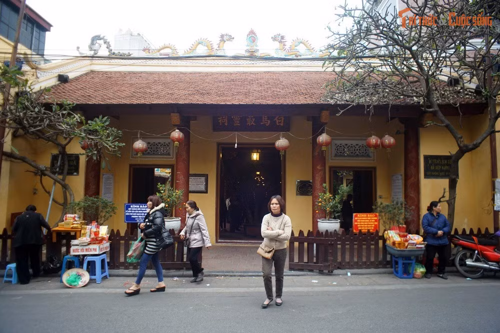Ngôi đền cổ nhất trong “Thăng Long tứ trấn”. Đền Bạch Mã được xây dựng từ thế kỷ 9, thờ thần Long Đỗ – vị thần bản địa bảo hộ kinh thành. Trong hệ thống Thăng Long tứ trấn, đây là ngôi đền trấn phía Đông và cũng được xem là cổ xưa nhất.